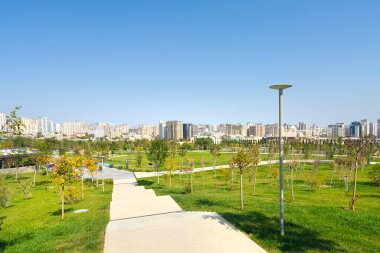 Bakü, Azerbaycan. 10 Ekim 2025. Bakü Yeni Central Park 'ın şehir merkezindeki panoramik manzarası.