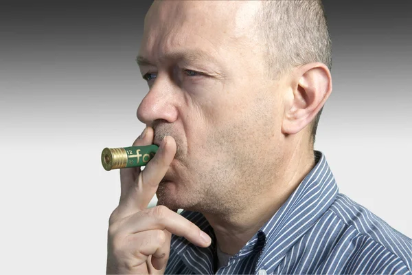 Un hombre fuma un cartucho de escopeta — Foto de Stock