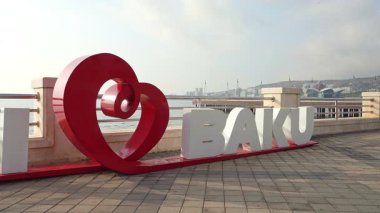 Bakü, Azerbaycan. 9 Ekim 2025. Şehir merkezindeki Bakü sitesine bayılıyorum.