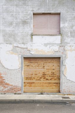 Terk edilmiş bir binada eski bir kepenk.
