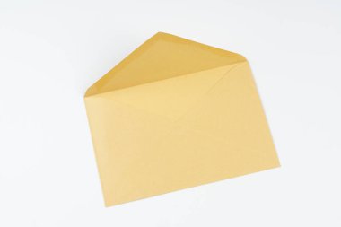 Beyaz bir yüzeyde sarı bir zarf