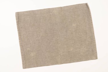 Beyaz bir yüzeyde küçük gri bir altlık.