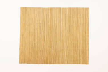 beyaz bir yüzey üzerinde bambu kamışlardan yapılmış küçük bir yer.