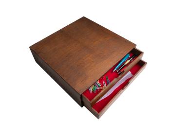 Şeffaf bir arka planda ofis aksesuarları için küçük tahta bir çekmece.