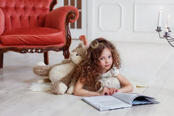 Pencerenin kenarında küçük bir balerin oturuyor.