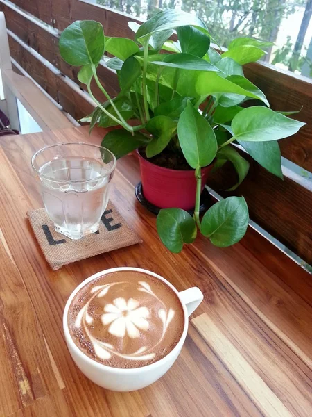 Relájese con una taza de café con una hermosa flor caffe latte art — Foto de Stock