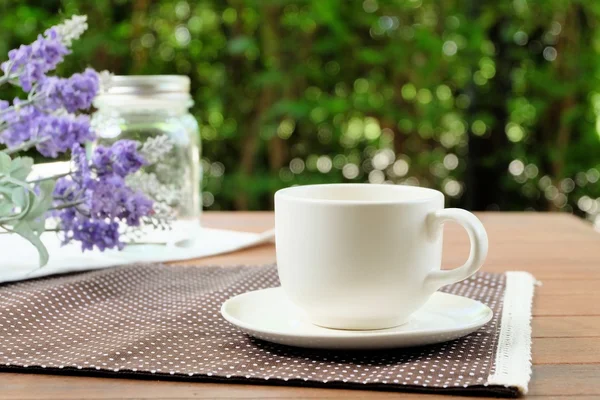 Détendez-vous avec une tasse de café dans le jardin Images De Stock Libres De Droits