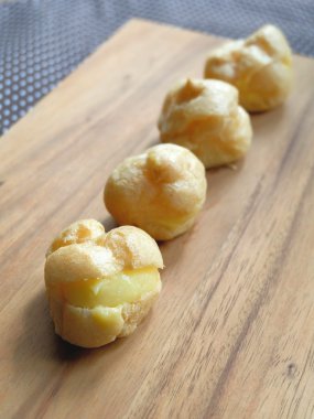 Vanilya krem puf ahşap tepsi