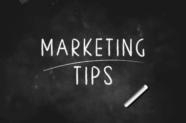 Siyah tahta simge logo tasarımı illüstrasyonu üzerine tebeşirle yazılmış TIPS