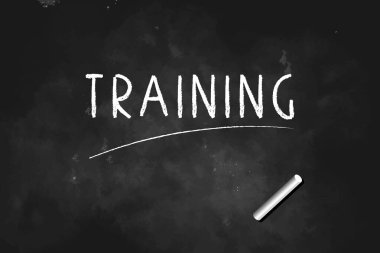 Tahta simge logo tasarımı illüstrasyonu üzerine tebeşirle yazılmış eğitim