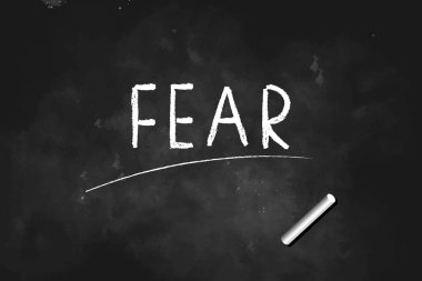 Kara tahta simge logo tasarımı illüstrasyonu üzerine tebeşirle yazılmış bir korku