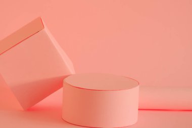 Pastel pembe ürün yerleştirme için boş podyum hazırlıyor.