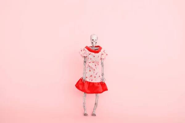 Esqueleto Con Vestido Rosa Sobre Fondo Rosa Enfoque Selectivo — Foto de Stock