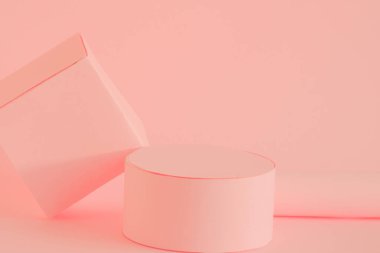 Pastel pembe ürün yerleştirme için boş podyum hazırlıyor.