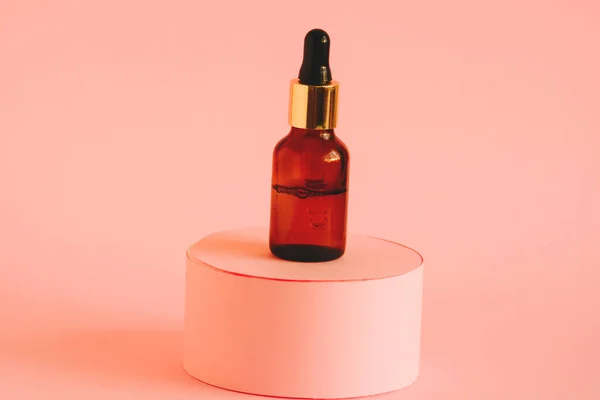 Garrafa Vidro Com Produto Cosmético Com Pipeta Pedestal Rosa Fundo — Fotografia de Stock