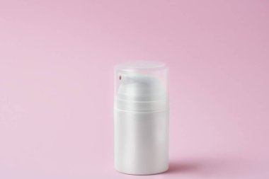 beyaz kozmetik ürün tübü yumuşak pembe arkaplan kopyalama alanı seçici odak