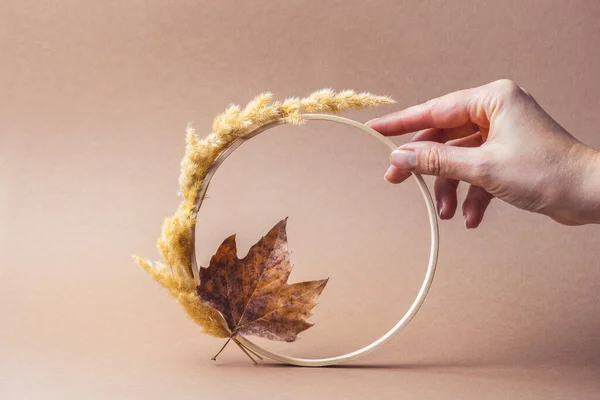 Manos Femeninas Sosteniendo Corona Botánica Caída Sobre Espacio Copia Fondo — Foto de Stock