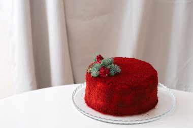 Beyaz bir masada kırmızı kadife pasta, metin için beyaz boşluk