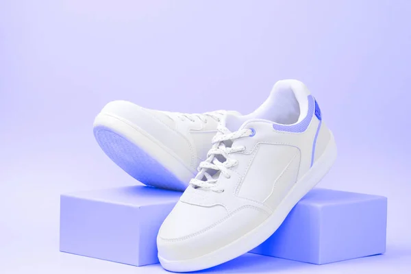 Yeni moda beyaz spor ayakkabısı kürsüde, neon renkli