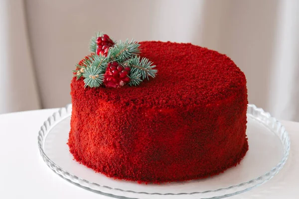 Tekstil kumaşlı kırmızı kadife kek.