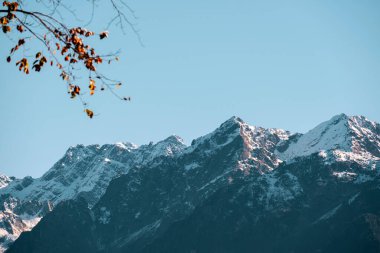 Dağlar karla kaplı doğal bir arka plan..
