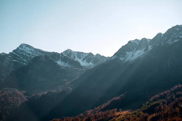Όμορφα Καφέ Βουνά Χιονισμένες Κορυφές Ενάντια Έναν Γαλάζιο Ουρανό Φυσική — Φωτογραφία Αρχείου