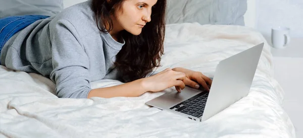 Mujer Joven Usando Portátil Casa Mujer Acostada Cama Usando Computadora — Foto de Stock