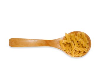 Beyaz arka planda izole edilmiş, sarmal makarnadan yapılmış tahta kaşık. Mutfak gereçleri ve yemek malzemeleri şablonu.