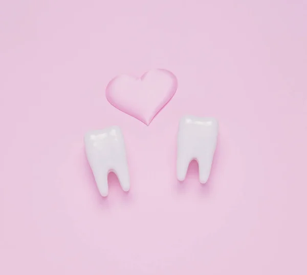 Üst manzara düz iki diş pembe kalpler pembe pastel arka plan yatıyordu. Ağız bakımı ve Sevgililer Günü konsepti.