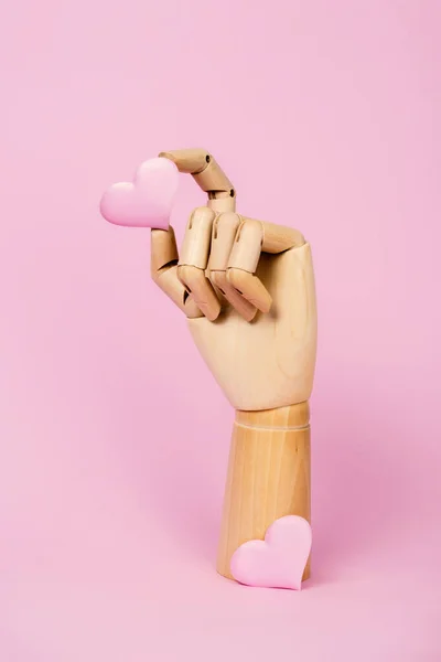 Menschliches Holzhandmodell Mit Rosa Herz Auf Pastellrosa — Stockfoto
