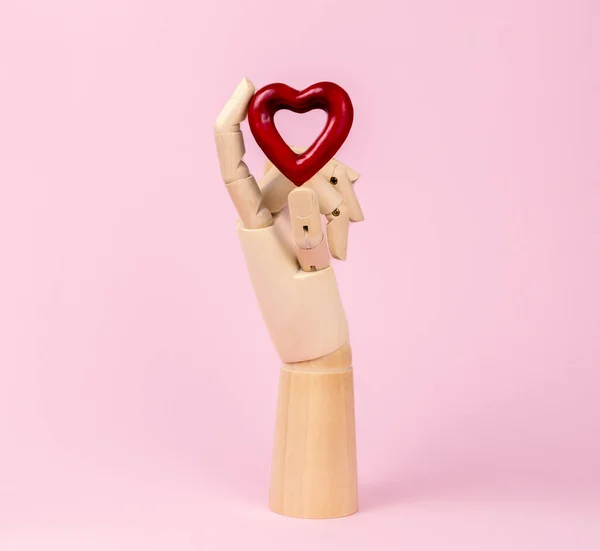 Menschliches Holzhandmodell Mit Rotem Herz Auf Pastellrosa Herzgesundheitliches Konzept — Stockfoto