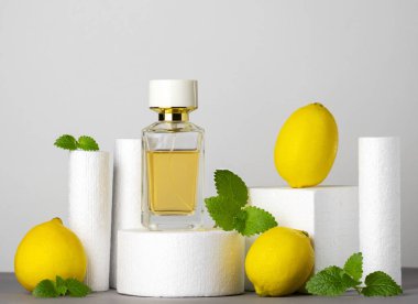 Bir kavanoz parfüm, limon ve nane yaprağı. Güzellik kavramı, modern natürmort.