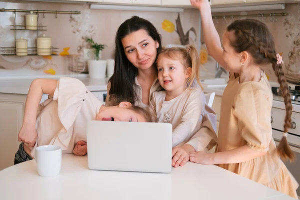 Ung Mamma Sitter Med Laptop Köket Och Tre Döttrar Stör — Stockfoto