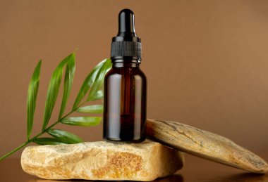 Kahverengi arka planda bir taş tezgahında güzellik ürünü. Moda yaz cilt güzellik posteri.