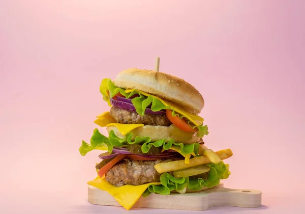 Big Dublu Burger Carne Fundal Roz Pastel Fast Food Concept — Fotografie, imagine de stoc