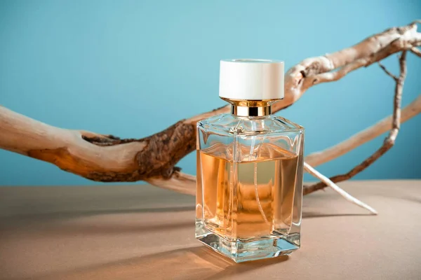 Frasco Transparente Perfume Vidrio Sobre Fondo Beige Azul Concepto Perfume — Foto de Stock
