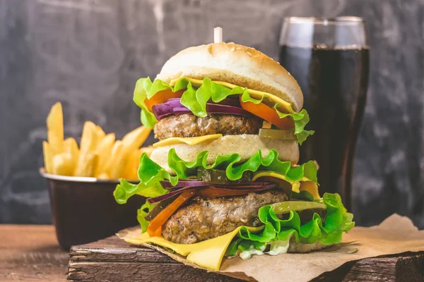 Burger Mare Tăietură Carne Băutură Proaspătă Fundal Din Lemn Conceptul — Fotografie, imagine de stoc
