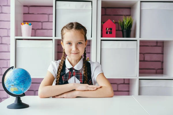 Portrét Krásné Pozitivní Malá Školačka Sedí Svého Stolu Návrat Školy — Stock fotografie