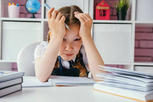 Müde Traurig Schulmädchen Sits Bei Sie Hausaufgaben — Stockfoto