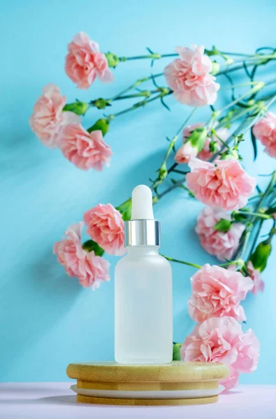 Gota Soro Beleza Transparente Branco Fundo Azul Com Flores Cravo — Fotografia de Stock