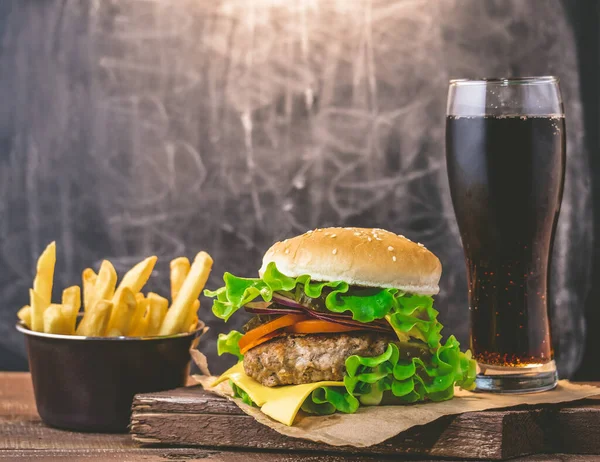Burger Tăietură Carne Băutură Proaspătă Fundal Din Lemn Conceptul Junk — Fotografie, imagine de stoc