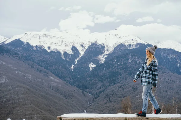 Hermosa Joven Sobre Fondo Montañas Nevadas Viajes Invierno Copiar Espacio — Foto de Stock