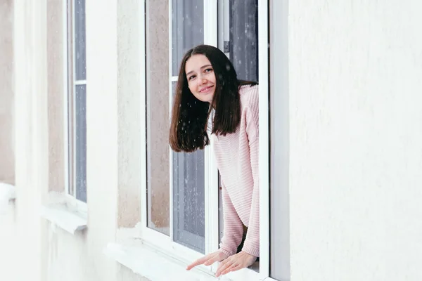 Feliz Joven Morena Disfrutando Nieve Retrato Positivo Vacaciones Invierno — Foto de Stock