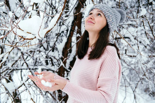 Молода Красива Брюнетка Тримає Сніг Руках Насолоджується Сніговими Деревами Парку — стокове фото