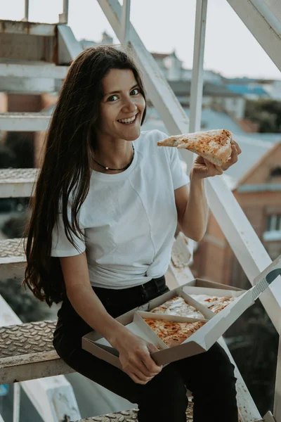 Молода Красива Брюнетка Сидить Сходах Їсть Піцу Їжа Відкритому Повітрі — стокове фото