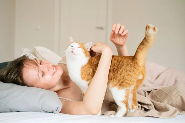 Porträt Junge Schöne Kaukasische Frau Wacht Morgen Auf Frau Umarmt — Stockfoto