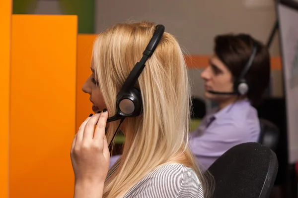 Agente de call center no trabalho em bilheteria — Fotografia de Stock