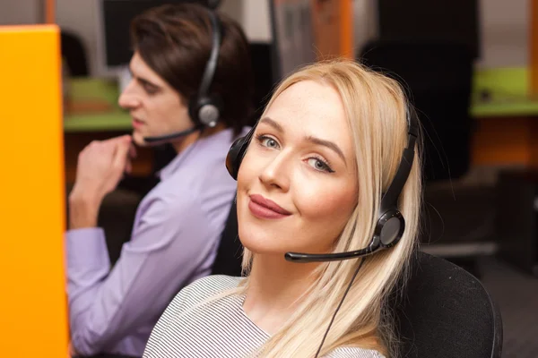 Agente de call center no trabalho em bilheteria — Fotografia de Stock