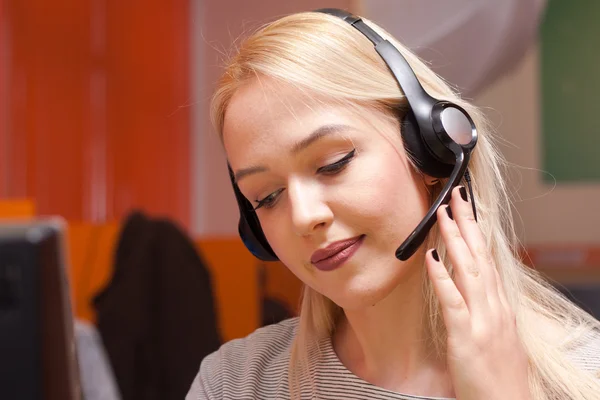 Agente de call center no trabalho em bilheteria — Fotografia de Stock