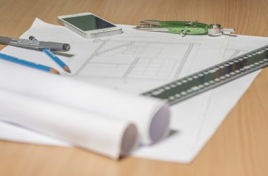 Mimari planlar ve plan rulo ve çizim aletleri